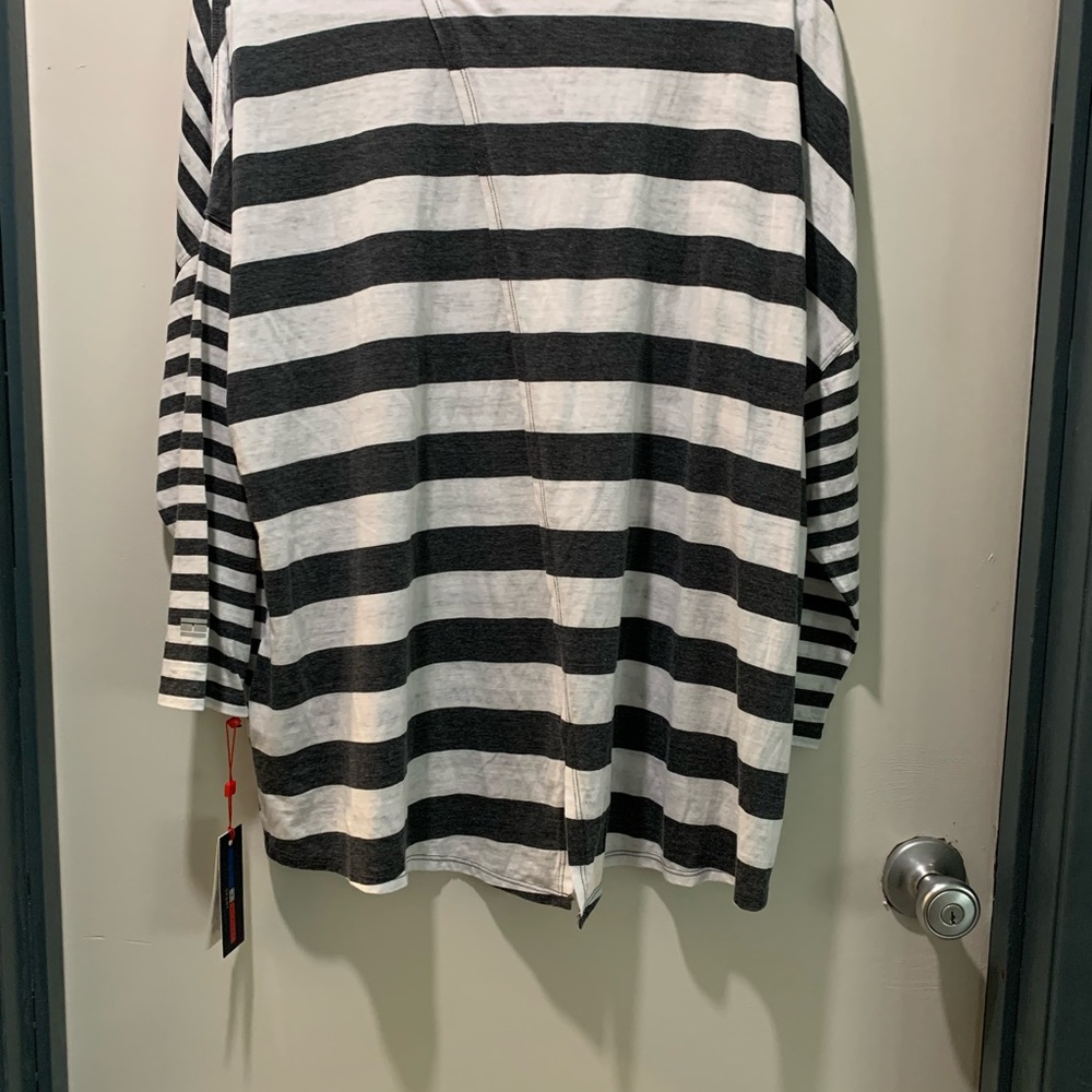 NWT Tommy Hilfiger woman’s sporty top size XL - Picture 2 of 15